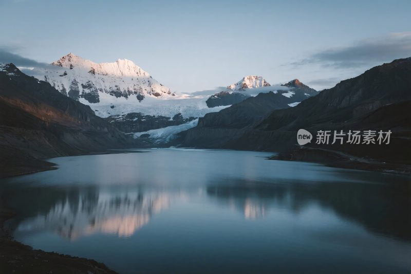 雪山湖泊自然风光