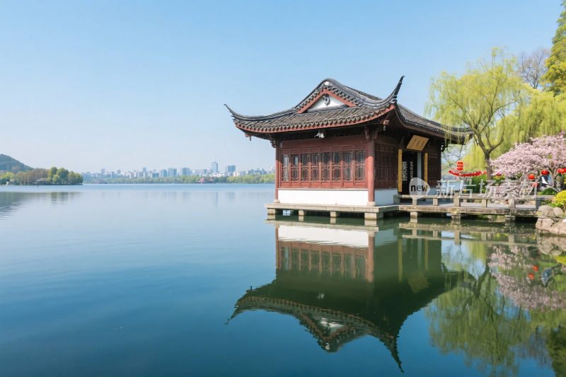 湖边古亭湖景图