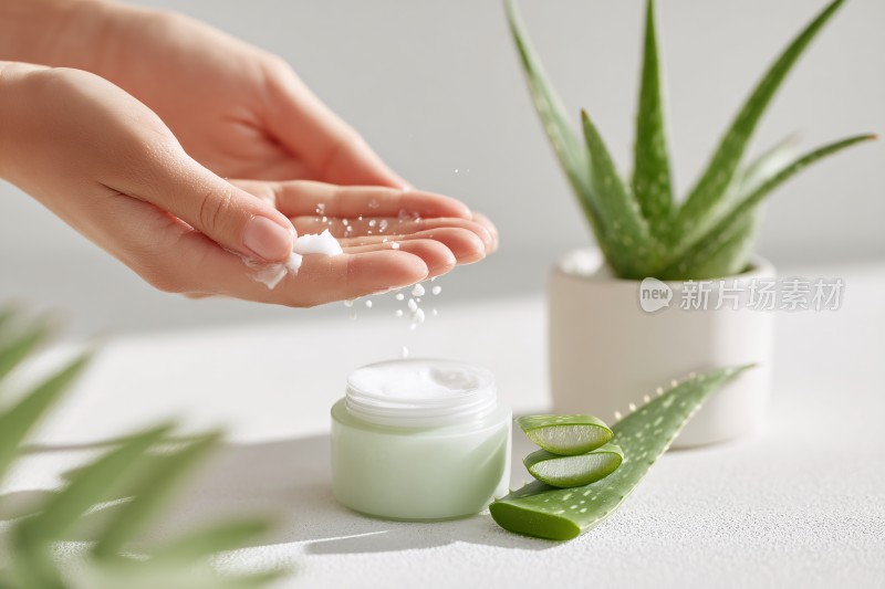 双手涂抹芦荟护肤霜画面