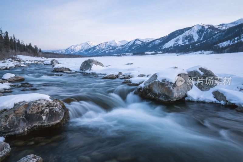 冬日雪山溪流风景