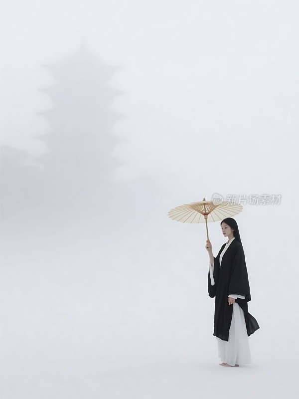白衣黑袍撑油纸伞雾中女子静立