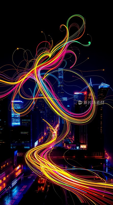 城市夜色中的多彩光轨