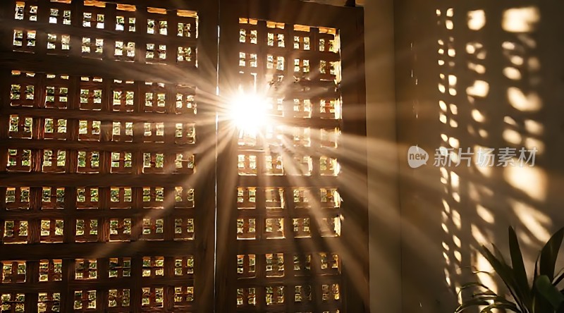 阳光透过镂空木门洒下斑驳光影