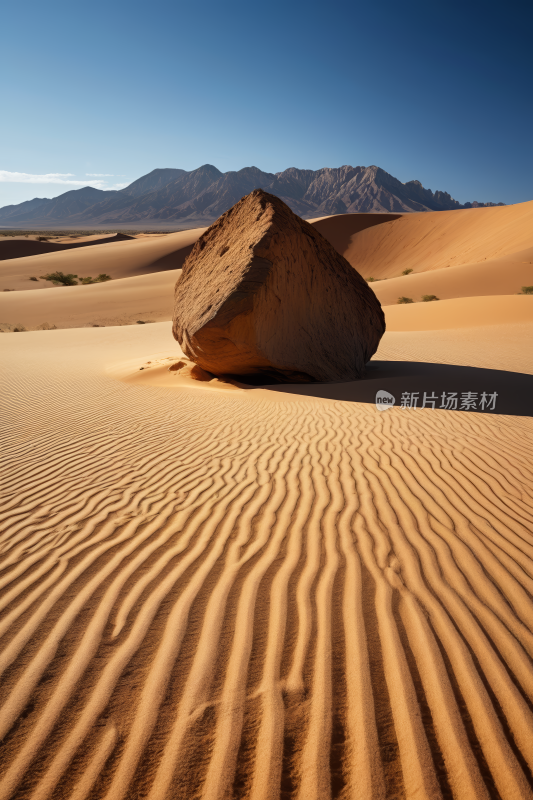 在沙漠中央的岩石上山脉高清风景图片