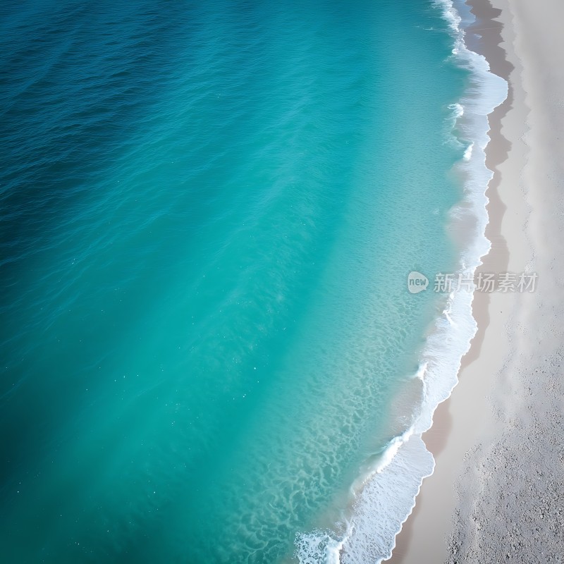 碧蓝海浪轻拍细沙滩