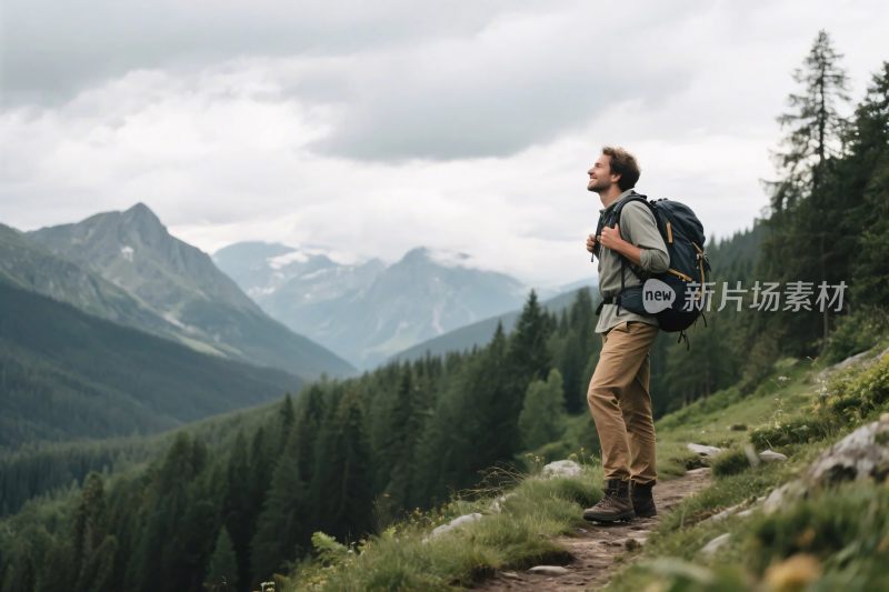 山林徒步者与自然风光