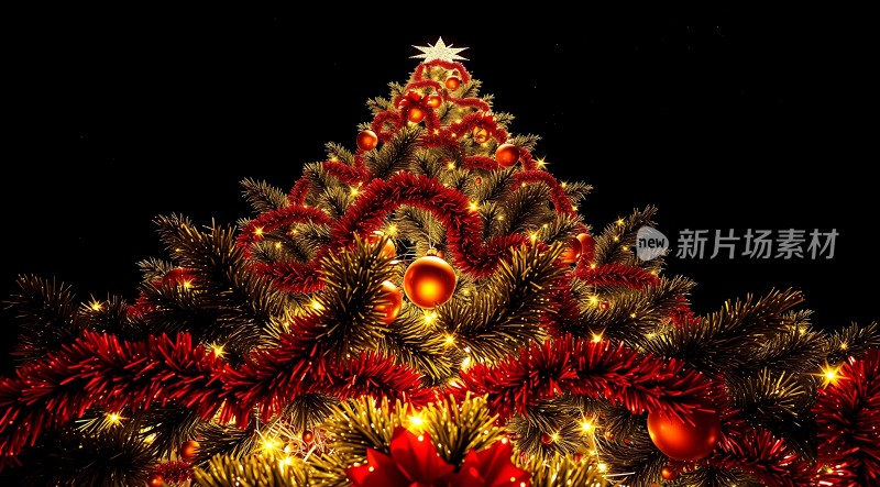 圣诞树上的红色装饰与金色灯光
