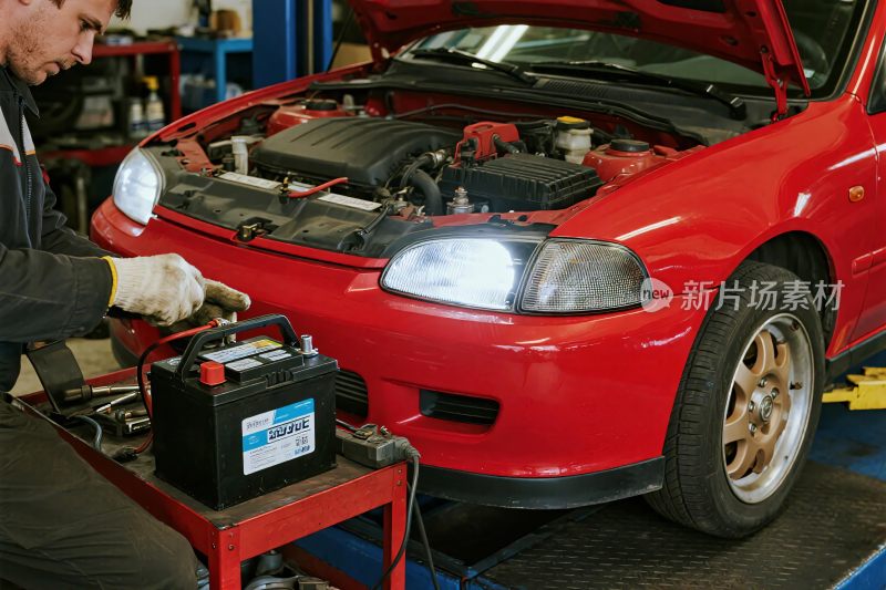 红色轿车维修场景