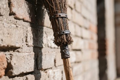 扫帚靠在砖墙 扫帚靠在砖墙