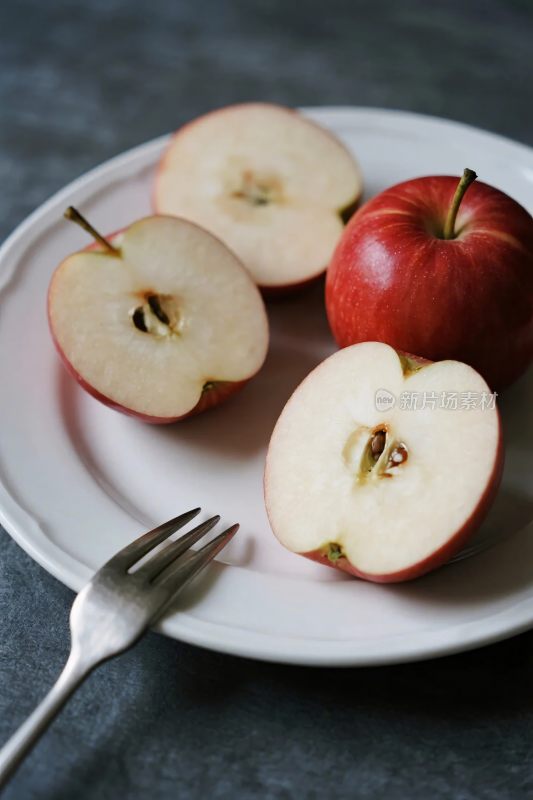 盘中苹果与餐具