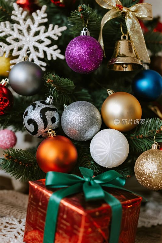 装饰圣诞树与礼物