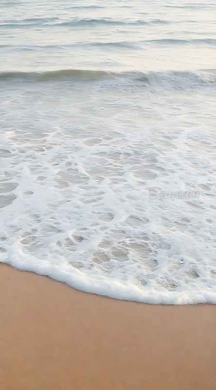 海浪轻拍沙滩