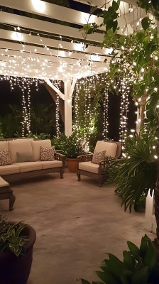 温馨户外休闲区灯光璀璨绿意盎然