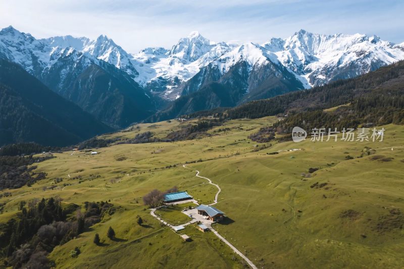 山地草原雪山风景图