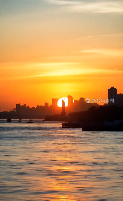 日落时分的自由女神像剪影