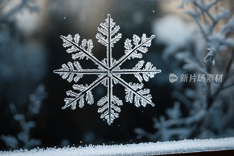 房子的窗台上挂着雪片高清图片