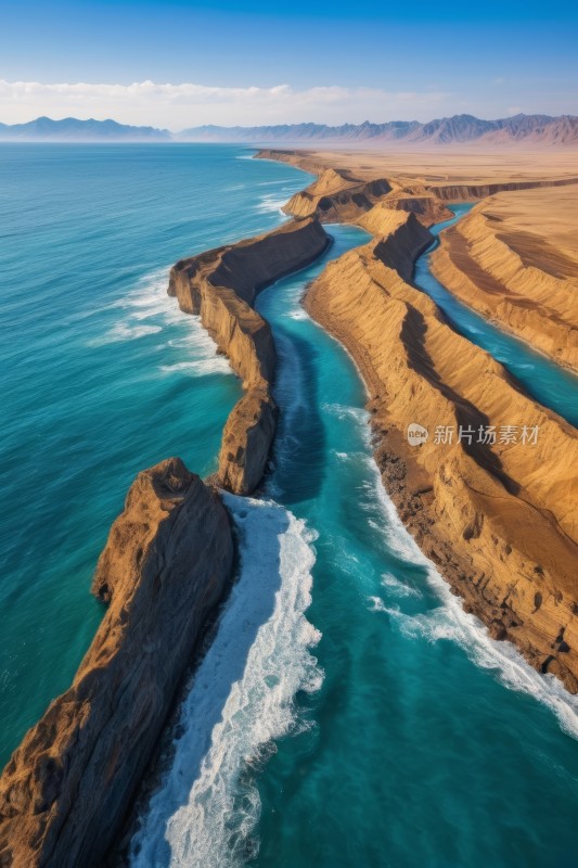 鸟瞰河流流经海洋旁边的沙漠地区风景图片