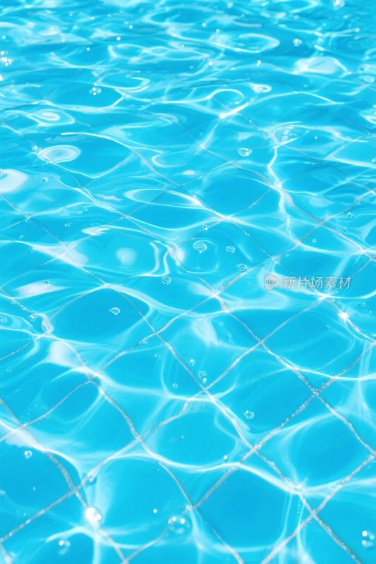 清澈泳池水面