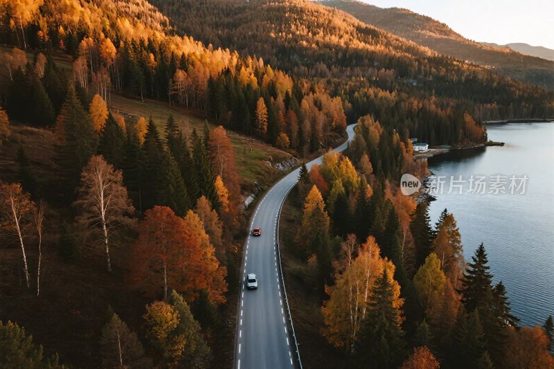 秋日山间公路风景图