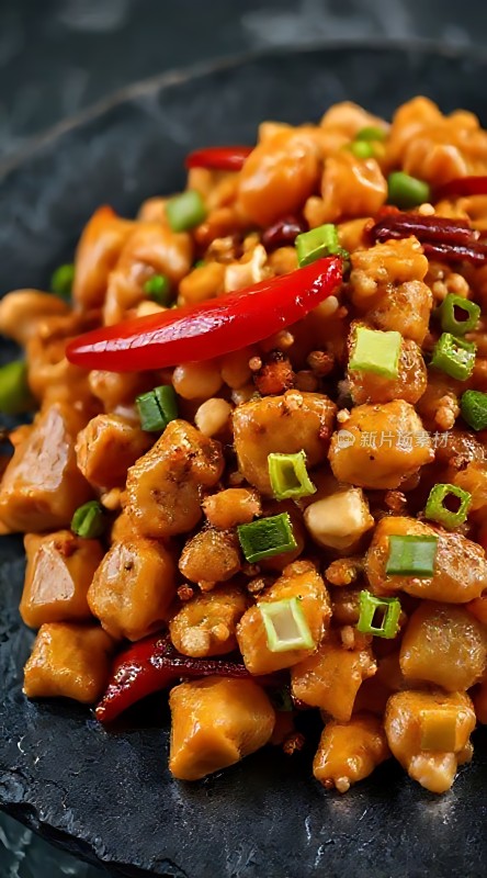 香辣鸡丁配青葱花生米
