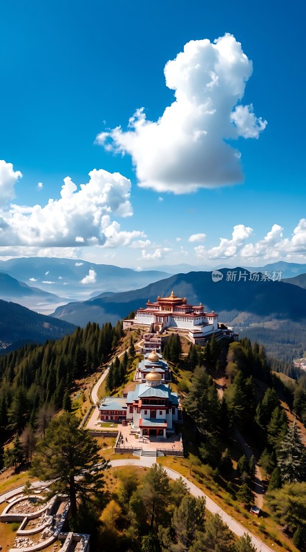 蓝天白云下的红色建筑群绿树环绕的山间美景