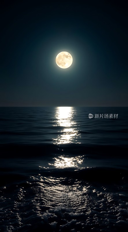 月映波光夜色幽