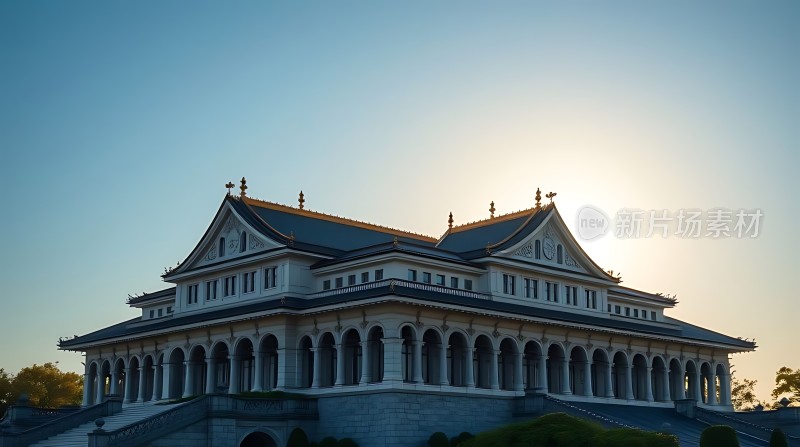 东方宫殿金碧辉煌阳光下的宏伟建筑