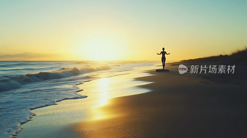 日出时分的海滩剪影