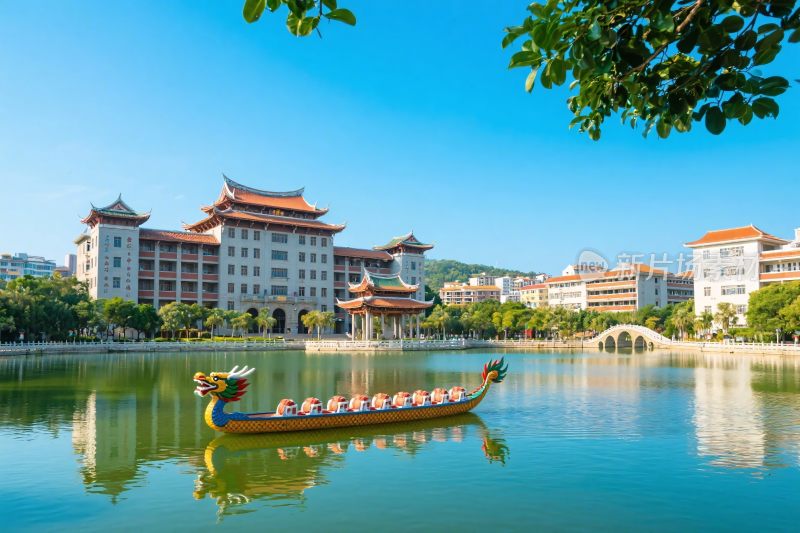 中式古建筑湖景图