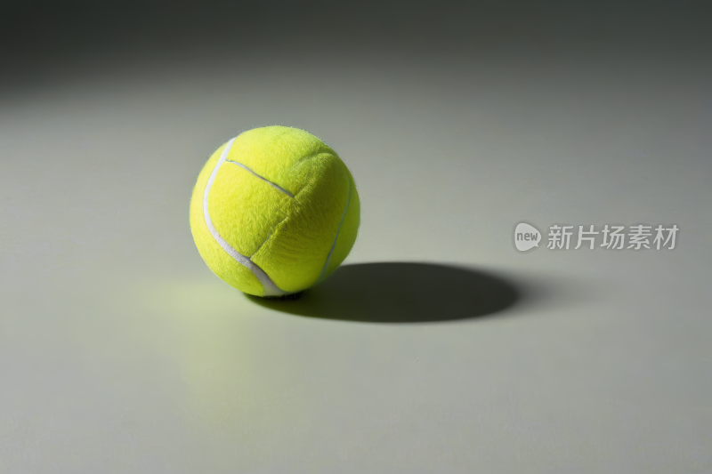 网球在桌子上上面有阴影高清图片