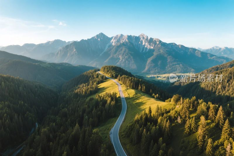 山间蜿蜒公路风景