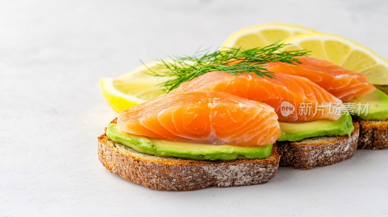 三文鱼牛油果三明治美食图