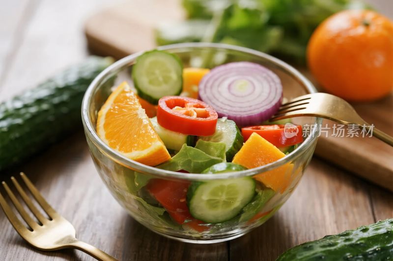 新鲜蔬菜水果沙拉碗