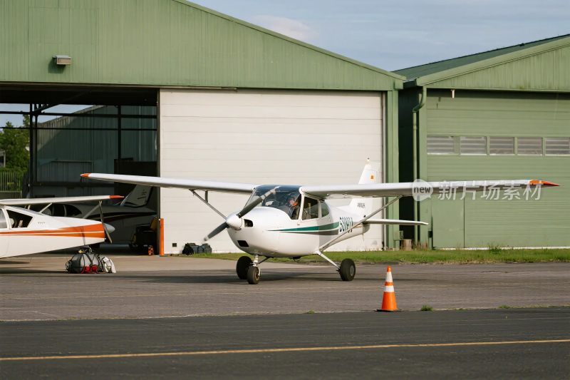 机场小型飞机与机库
