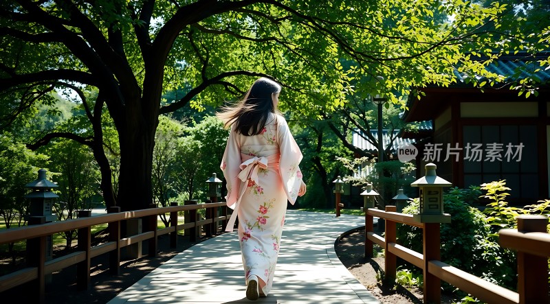 和服佳人漫步林间小径
