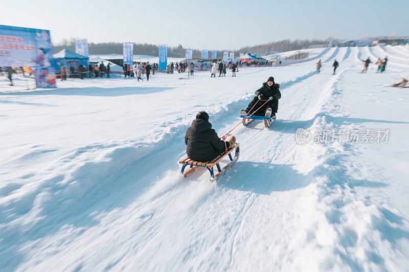 雪地滑行活动场景