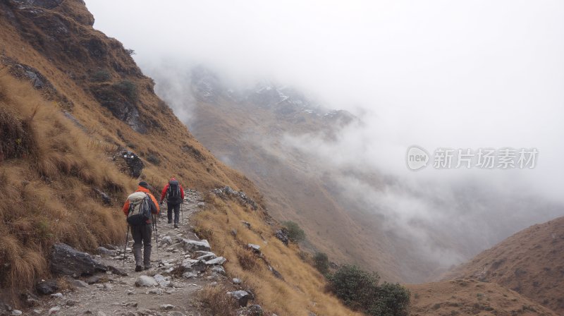 山间徒步的旅行者