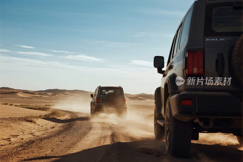 沙漠中两辆越野车行驶
