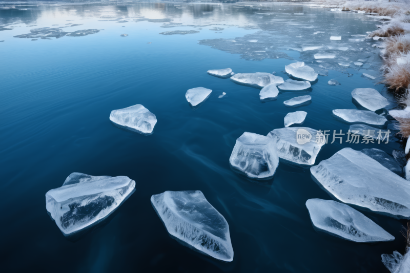 浮冰漂浮在一个湖中一座山高清图片