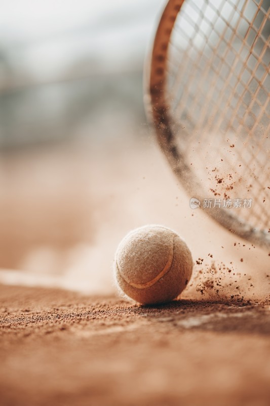 网球与球拍的赛场瞬间