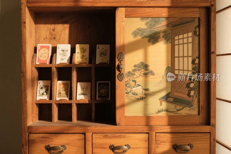 古朴木质收纳柜与插画