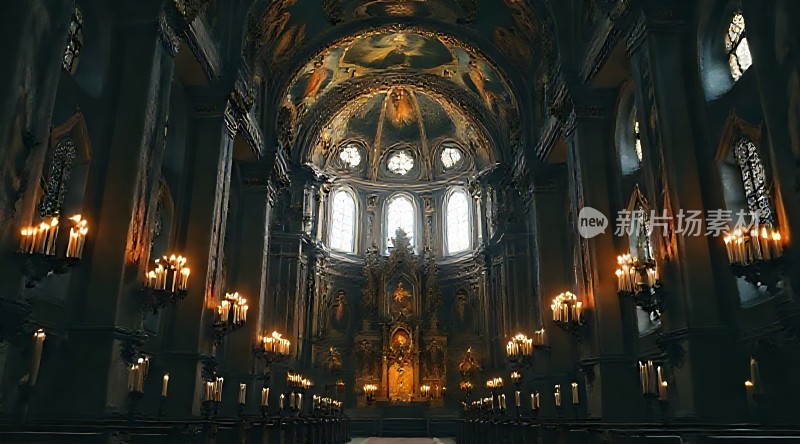 教堂内部光影交错的庄严与神秘