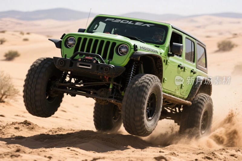 绿色越野车驰骋沙漠