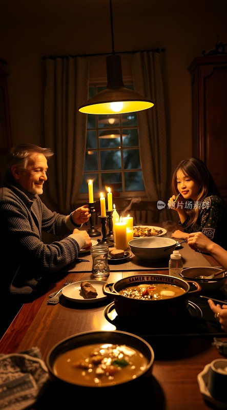 温馨晚餐时光烛光下的家庭聚餐