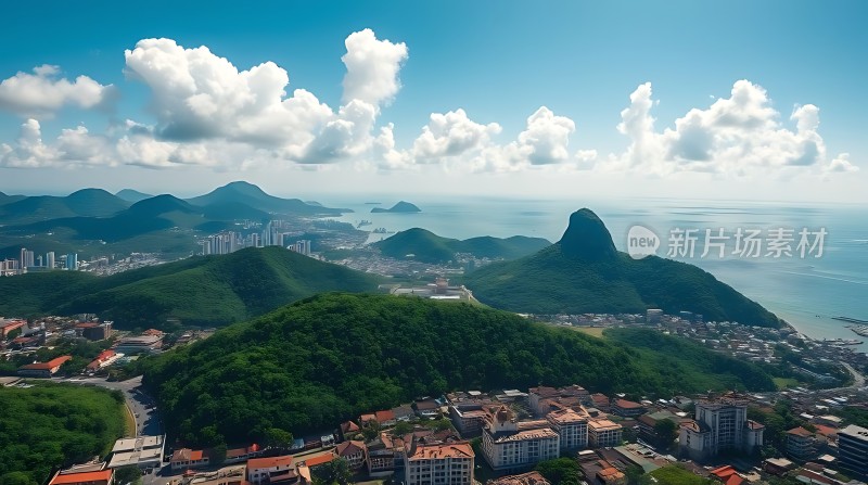 蓝天白云下的绿色山丘与海滨城市景观