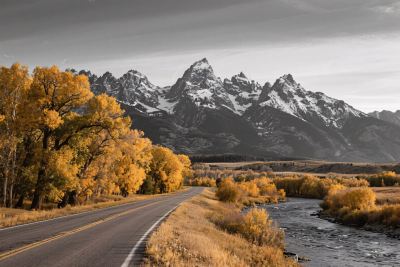 秋日山间公路风景图