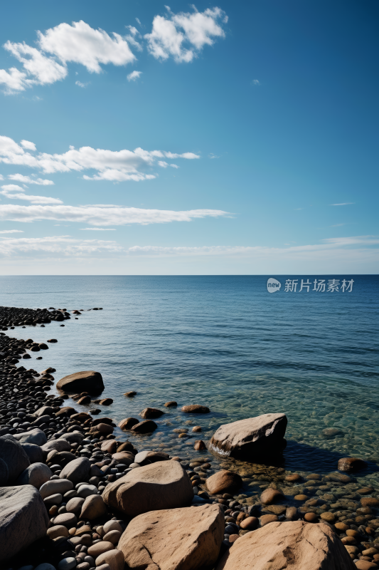 海岸上一大片水域有岩石高清风景图片