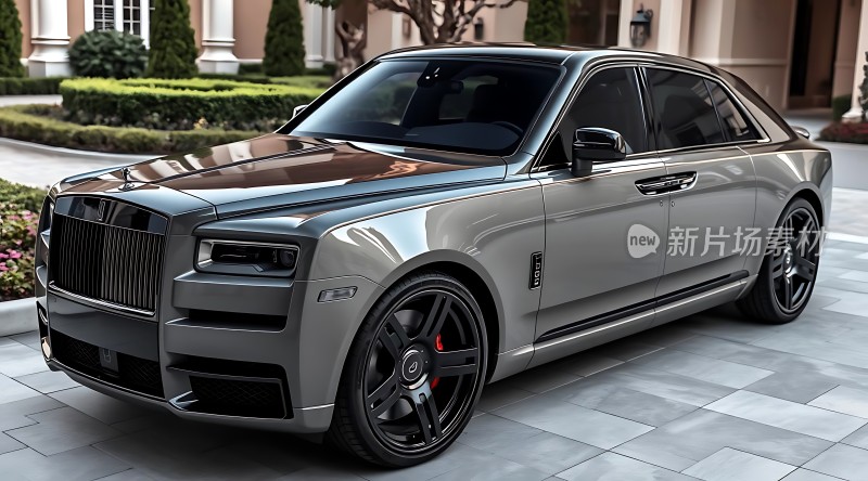 银色豪车停在豪华建筑前