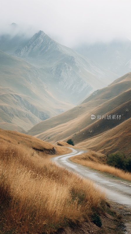 山间蜿蜒公路风景图