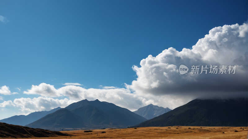 远处的山脉天空中有几朵云风景图片